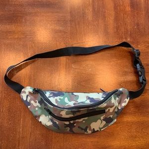 Camo fanny pack - multiple pockets